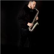 Profesor de música que tambien imparte clases de saxofón
